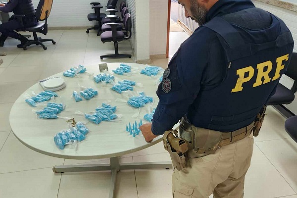 Dois suspeitos com 1035 pinos de cocaína são presos na BR-101