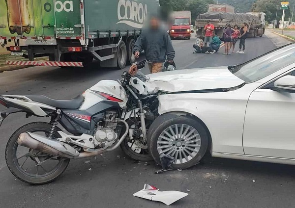 Colisão entre carro e moto deixa uma pessoa ferida na BR-262, em Marechal