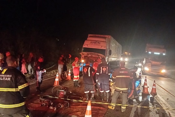 Acidente fatal entre carro e caminhão deixa 2 mortos e outro em estado grave na BR-101, Sul